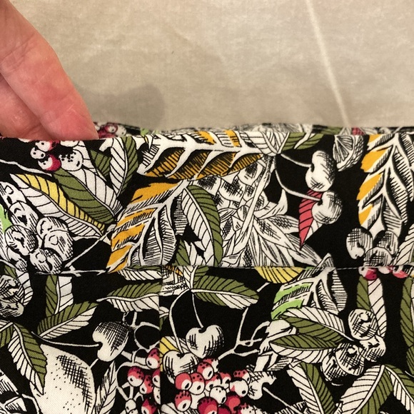 Christopher & Banks, signature slimming, capris. Has wide elastic waistband.‎ - Picture 4 of 8